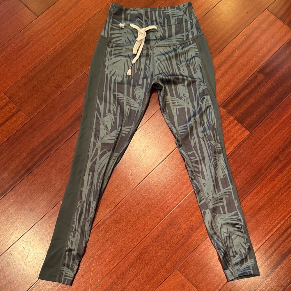 Beyond Yoga Green Patterned Leggings with Drawstring